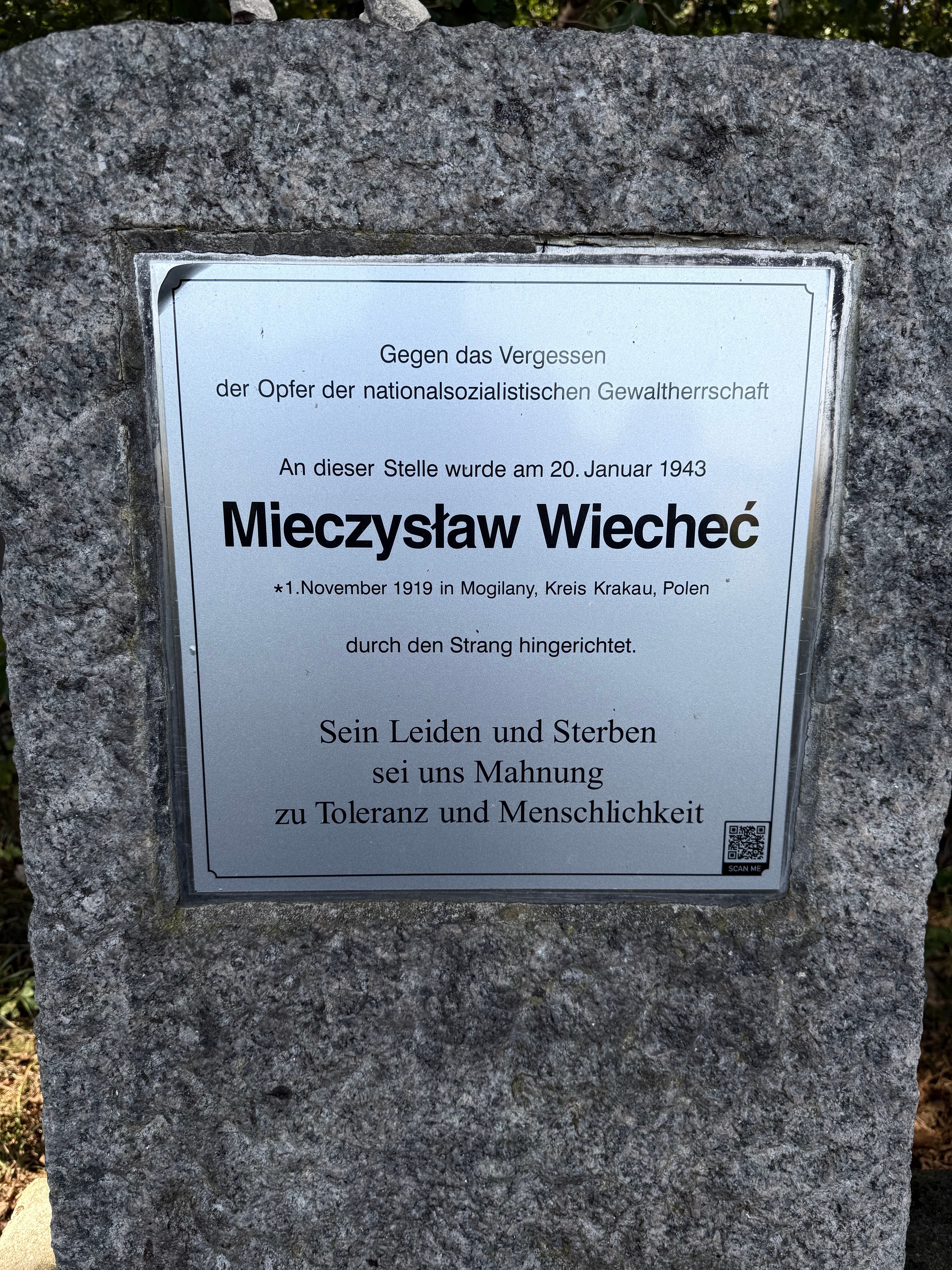 Tablica pamiątkowa poświęcona Mieczysławowi Wiecheciowi