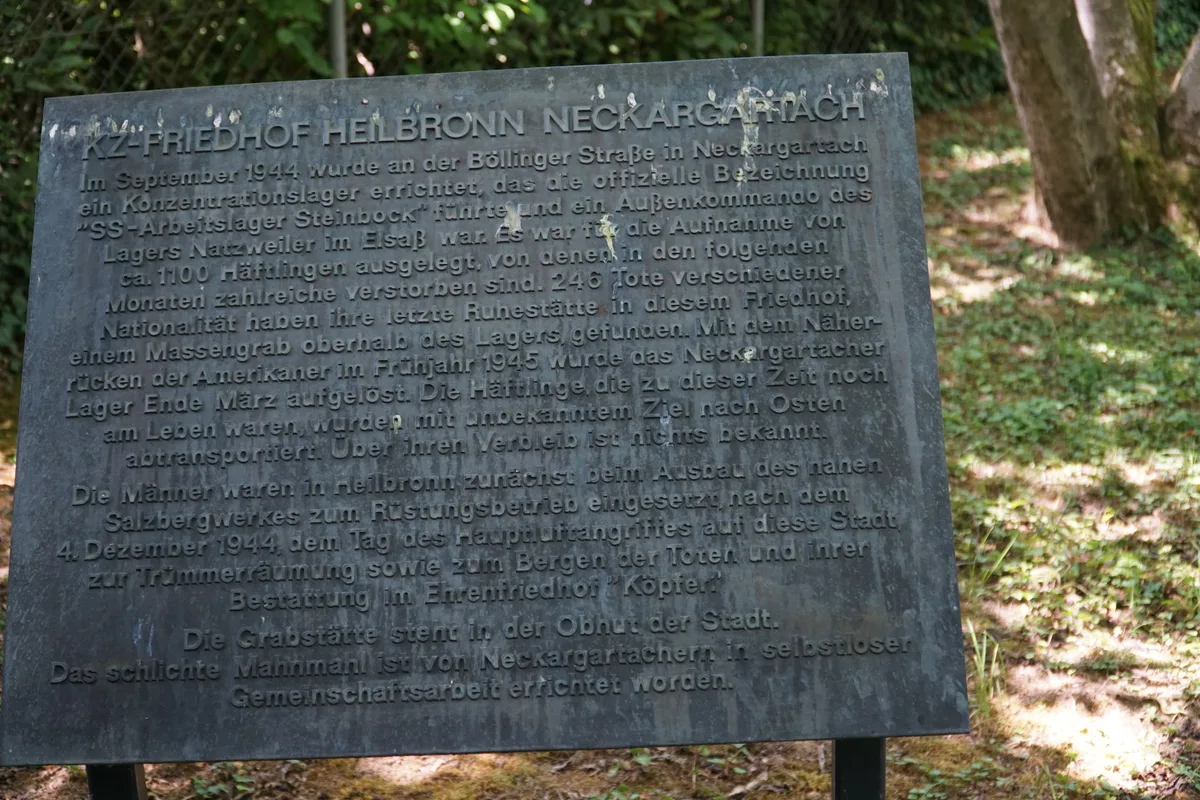 Metalowa tablica informacyjna o KZ-Außenkommando Neckargartach („SS-Arbeitslager Steinbock”) i 246 pochowanych zmarłych różnych narodowości.
Napis: „KZ-FRIEDHOF HEILBRONN NECKARGARTACH | … 246 Tote verschiedener Nationalität haben ihre letzte Ruhestätte in diesem Friedhof … gefunden …”