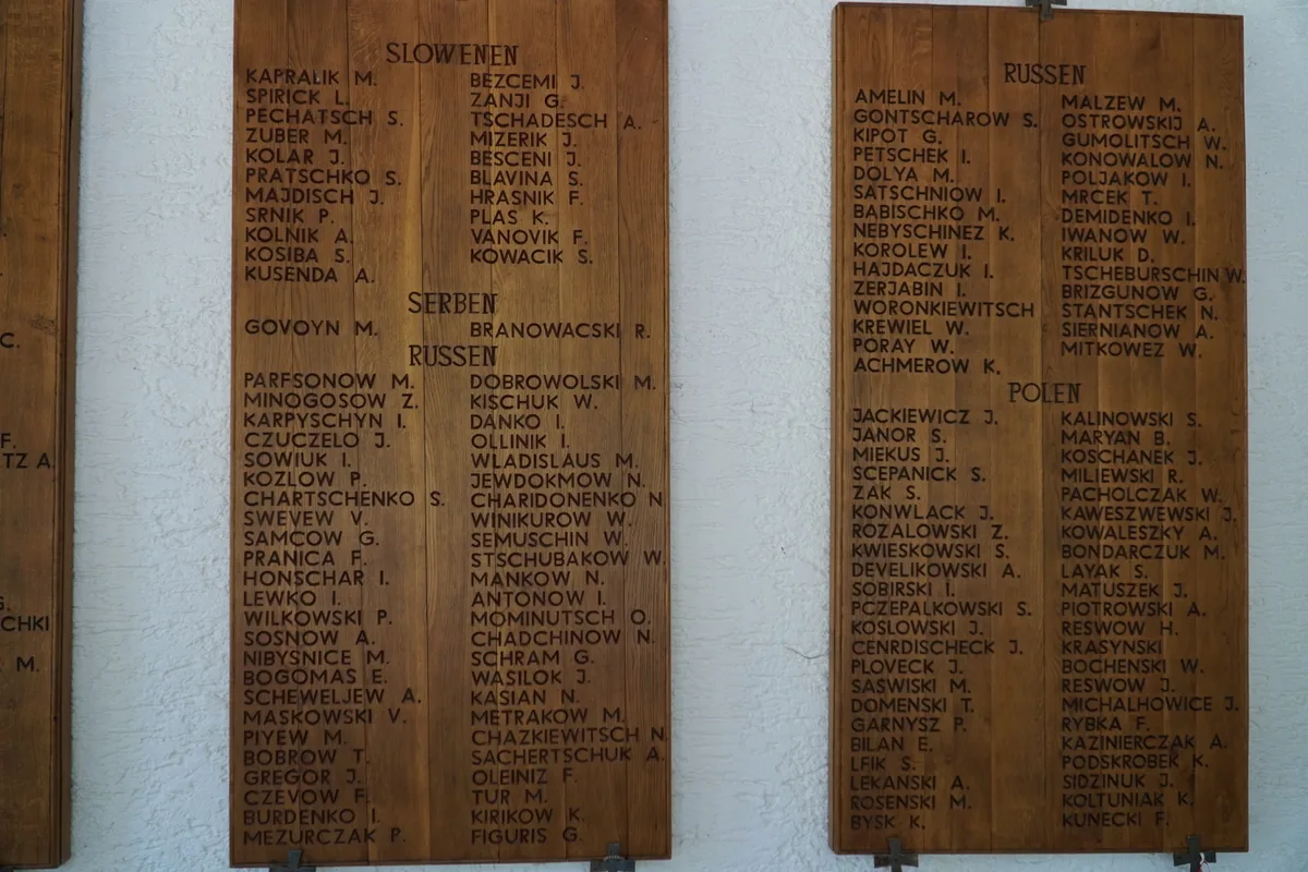 Grób: Sezepaniak Stefan (1904–1944), Jawor Stanislaus (1899–1944), Miekus Josef (1902–1944), Konwiak Josef (1891–1944), Rozalowski Zigmund (1897–1944), Kwischowski Stanislaw (1889–1944), Develikowski Anton (1896–1944), Sobieski Jsidor (1909–1944), Przschalkowski Stefan (1890–1944), Koslowski Jan (1881–1944), Gedrischek Jan (1902–1944), Saswicki Miroslaw (1909–1944), Domenski Tadeusz  (1892–1944), Garnysz Poleslaw (1896–1944), Bilan Elias  (1894–1944), Lefik Stefan (1905–1944), Lekawski Antonie (