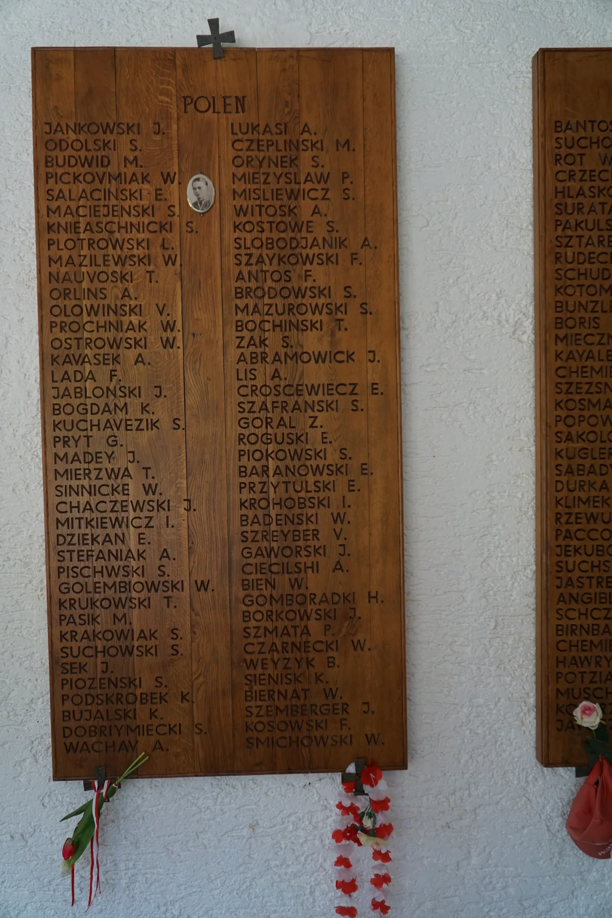 Grób: Odolski Stefan (1916–1944), Mazilewski Witold (1924–1944), Olowinski Viktor (1917–1944), Jablonski Jan (1904–1944), Mierzwa Theodor (1914–1944), Stefaniak Adam (1891–1944), Golembiowski Wladislaw (1918–1944), Krukowski Tadeusz (1915–1944), Pasik Michael (1893–1944), Krakowiak Stanislaus (1884–1944), Suchowski Stanislaus (1886–1944), Sek Josef (1910–1944), Podskrobek Kasimiers (1920–1944), Czeplinski Mieczies (1908–1944), Orynek Stanislau (1892–1944), Kostowe Stanislau (1904–1944), Szaykows