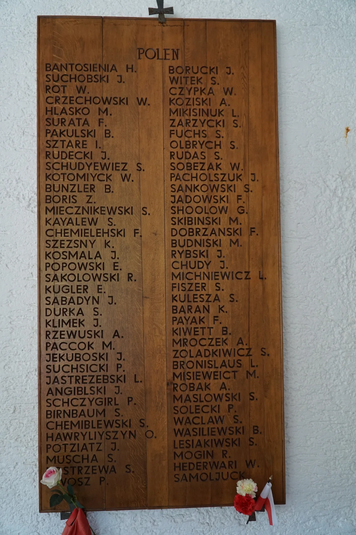 Grób: Bantosienia Henryk (1929–1944), Rot Warschaw (1906–1944), Hlasko Mieczislaw (1893–1944), Surata Ferdinat (1906–1944), Bunzler Boleslaw (1880–1944), Kayalew Seydshele (1920–1944), Kosmala Josef (1919–1944), Popowski Edmund (1911–1944), Kugler Eduard (1912–1944), Sabadyn Johann (1894–1944), Durka Stanislaus (1906–1944), Birnbaum Stanislaus (1915–1944), Borucki Julian (1906–1944), Witek Stanislaw (1916–1944), Czypka Wasyl (1910–1944), Olbrych Stanislaus (1923–1944), Rudas Stanislaus (1915–194