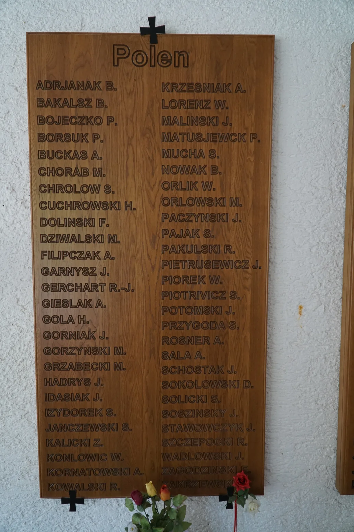Grób: Buckas Andreas (1914–1945), Gola Henryk (1916–1945), Gorzynski Miecyslaw (1913–1945), Grzabecki Michael (1890–1945), Janczewski Stanislaus (1888–1945), Kalicki Zygmund (1914–1945), Kowalski Romann (1905–1945), Krzesniak Antoni (1915–1945), Malinski Johann (1889–1945), Nowak Bronislaus (1914–1945), Orlik Wadaw (1918–1945), Orlowski Marian (1892–1945), Paczynski Jan (1914–1945), Adryanak Bronislaus (1920–1945), Filipezak Andreas (1897–1945), Hadoys Jan (1893–1945), Jdasiak Johann (1897–1945)