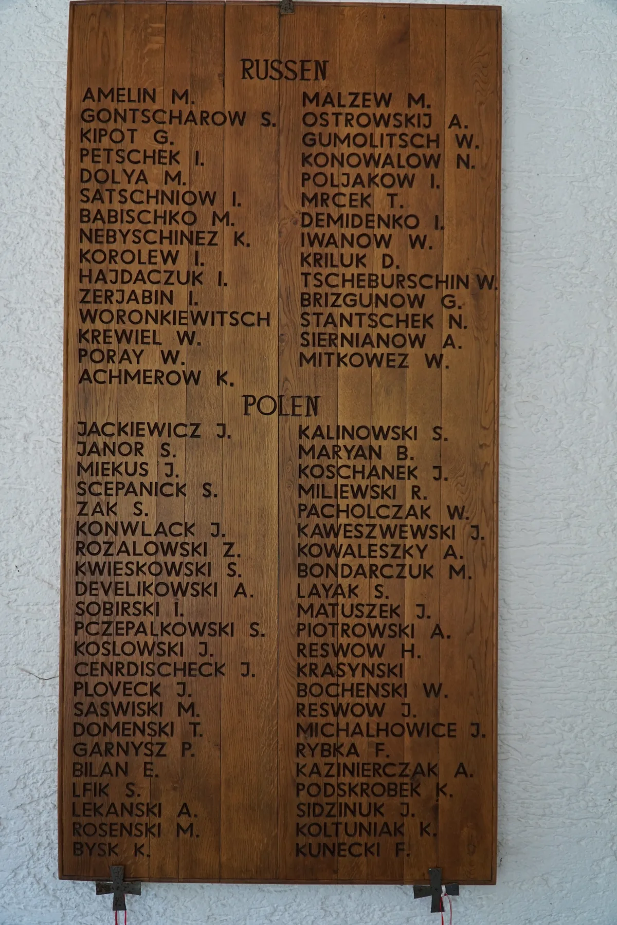 Grób: Sezepaniak Stefan (1904–1944), Jawor Stanislaus (1899–1944), Miekus Josef (1902–1944), Konwiak Josef (1891–1944), Rozalowski Zigmund (1897–1944), Kwischowski Stanislaw (1889–1944), Develikowski Anton (1896–1944), Sobieski Jsidor (1909–1944), Przschalkowski Stefan (1890–1944), Koslowski Jan (1881–1944), Gedrischek Jan (1902–1944), Saswicki Miroslaw (1909–1944), Domenski Tadeusz  (1892–1944), Garnysz Poleslaw (1896–1944), Bilan Elias  (1894–1944), Lefik Stefan (1905–1944), Lekawski Antonie (