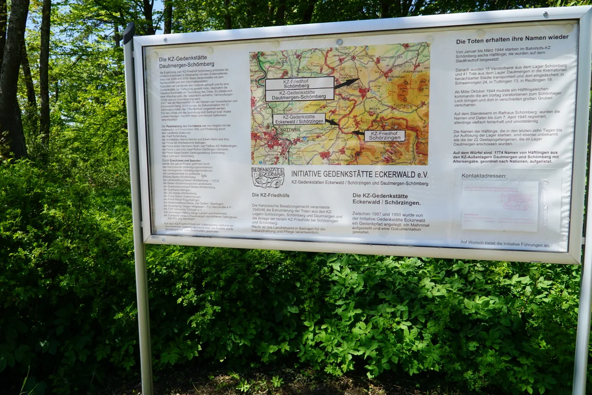 Tablica informacyjna Inicjatywy Gedenkstätte Eckerwald z mapą miejsc pamięci (KZ-Friedhof Schömberg, Gedenkstätte Dautmergen-Schömberg, Eckerwald, KZ-Friedhof Schörzingen) i opisem.
Napis: „Die KZ-Gedenkstätte Dautmergen-Schömberg | INITIATIVE GEDENKSTÄTTE ECKERWALD e.V. | Die Toten erhalten ihre Namen wieder”