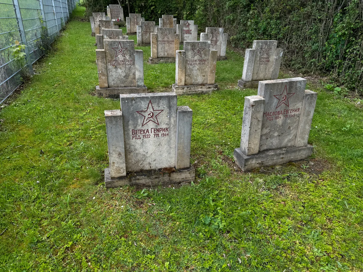 Unterrombach: nagrobki z czerwoną gwiazdą — Henryk Wietecha i Jewgienija Masłowa.