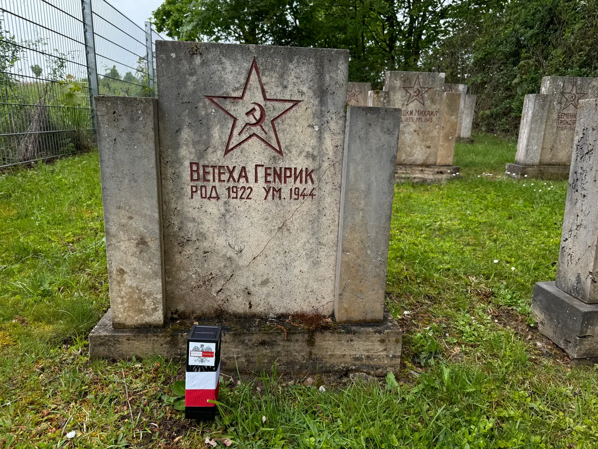 Unterrombach: nagrobek Henryka Wietechy ze zniczem Ostoi.
Napis: „ВЕТЕХА ГЕНРИК / РОД 1922 УМ. 1944”