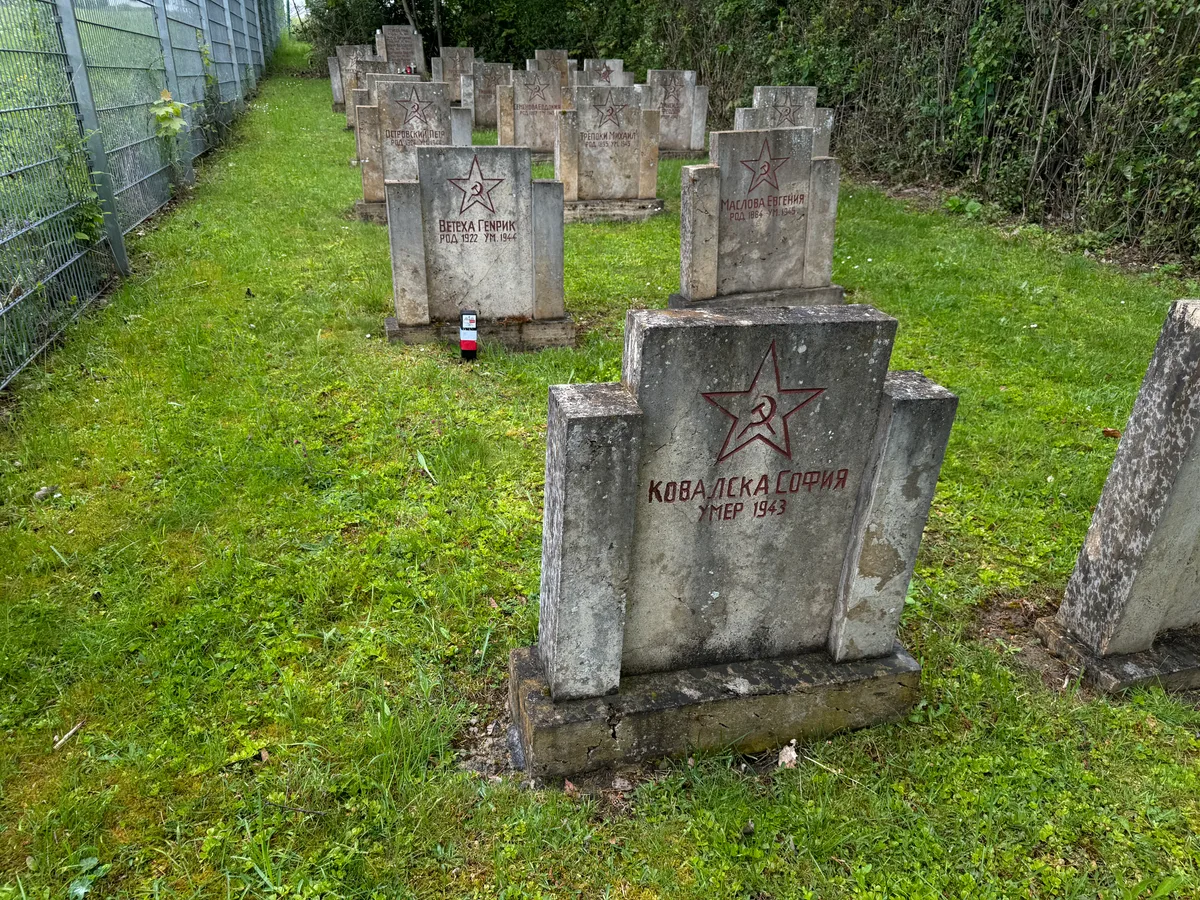 Unterrombach: nagrobek Z. Kowalskiej, w tle grób H. Wietechy ze zniczem.