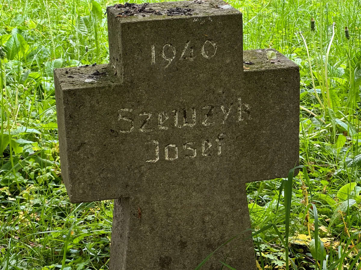 Krzyż J. Szewczyka — zbliżenie.
Napis: „1940 / Szewzyk / Josef”