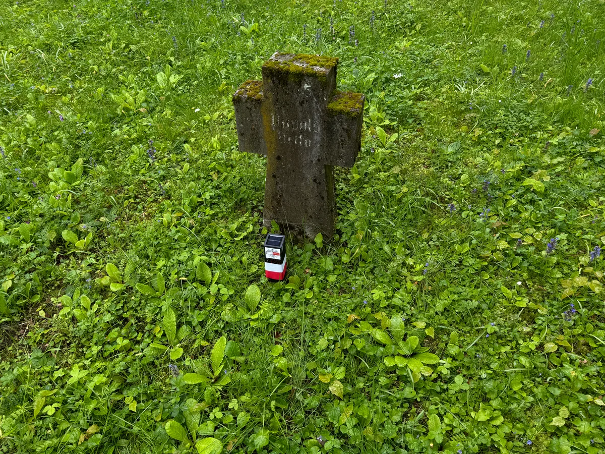 Krzyż V. Popols ze zniczem Ostoi.