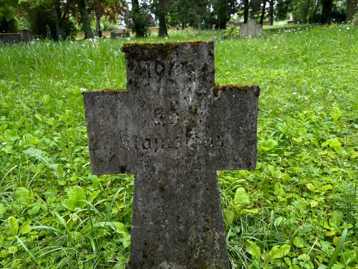 Kamienny krzyż Stanisława Kota (napis częściowo zatarty).
Napis: „194[5] / Kot / Stanislaus”