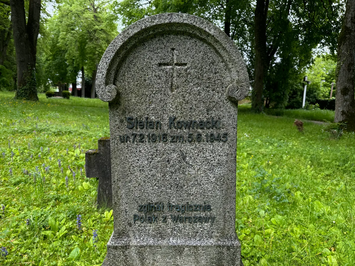 Nagrobek Stefana Kownackiego.
Napis: „Stefan Kownacki / ur. 7.2.1916 zm. 5.6.1945 / zginął tragicznie / Polak z Warszawy”