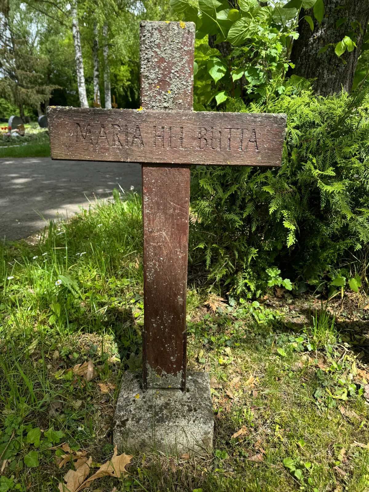 Wasseralfingen: drewniany krzyż „MARIA HEL. BUTTA” (bez dat).
Napis: „MARIA HEL. BUTTA”