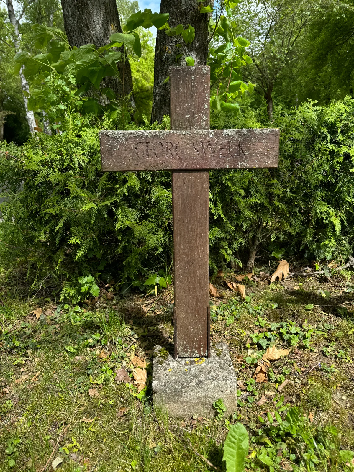 Wasseralfingen: drewniany krzyż „GEORG SWIEK(?)” (bez dat).
Napis: „GEORG SWIEK(?)”