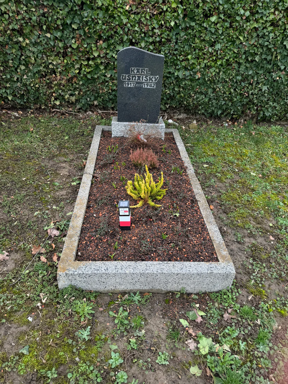 Bitzfeld: grób Karola Usnaiskiego ze zniczem Ostoi (wizyta 11.02.2024).