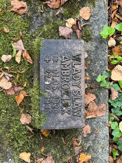 Illingen: płytka Władysława Ambroziaka.
Napis: „WLADYSLAW AMBROZIAK / * 01.06.1920 / † 22.02.1945”