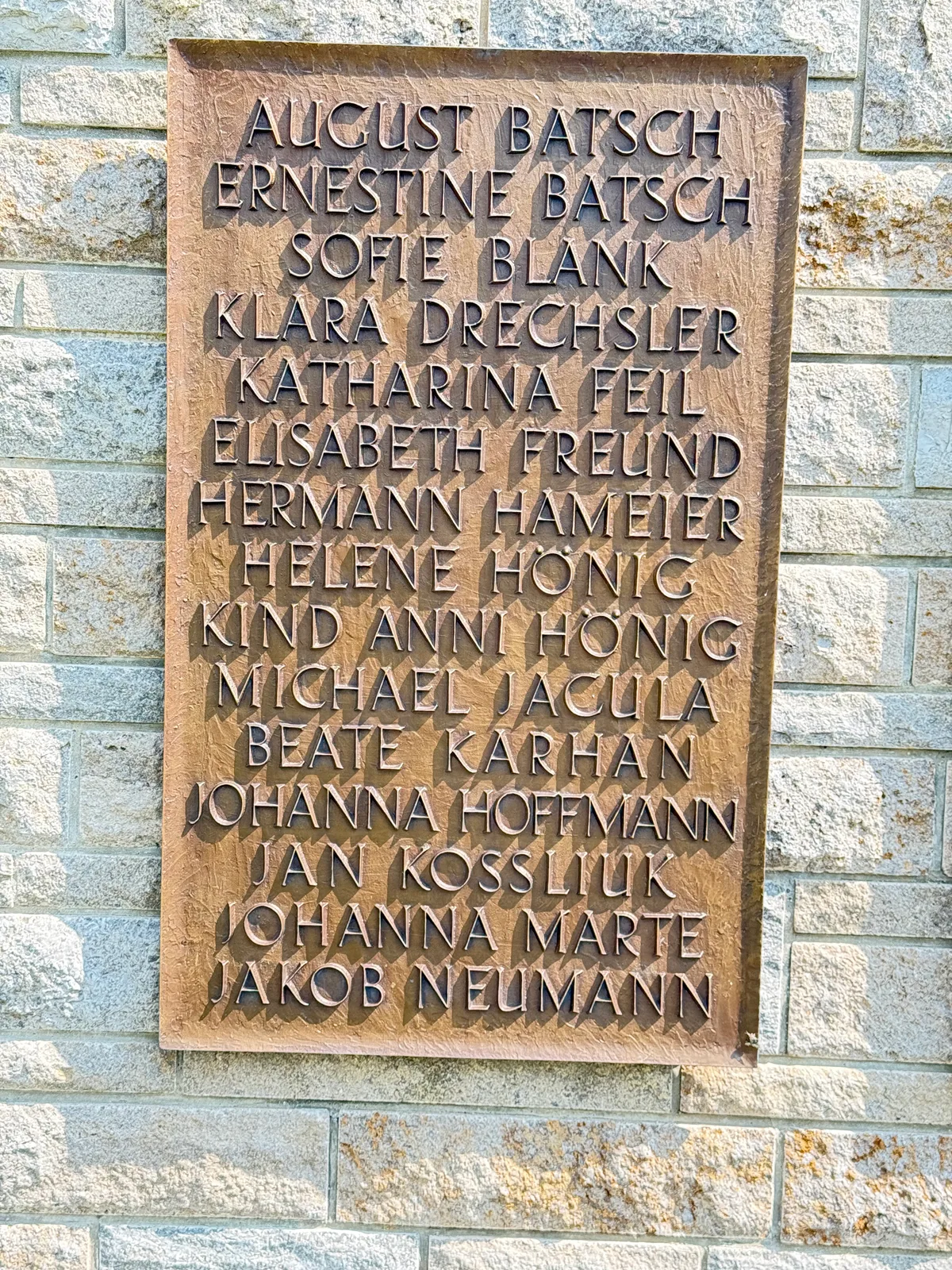 Itzelberg: tablica lewa z nazwiskami (m.in. Michael Jacula, Jan Kossliuk).
Napis: „AUGUST BATSCH · ERNESTINE BATSCH · SOFIE BLANK · KLARA DRECHSLER · KATHARINA FEIL · ELISABETH FREUND · HERMANN HAMEIER · HELENE HÖNIG · KIND ANNI HÖNIG · MICHAEL JACULA · BEATE KARHAN · JOHANNA HOFFMANN · JAN KOSSLIUK · JOHANNA MARTE · JAKOB NEUMANN”