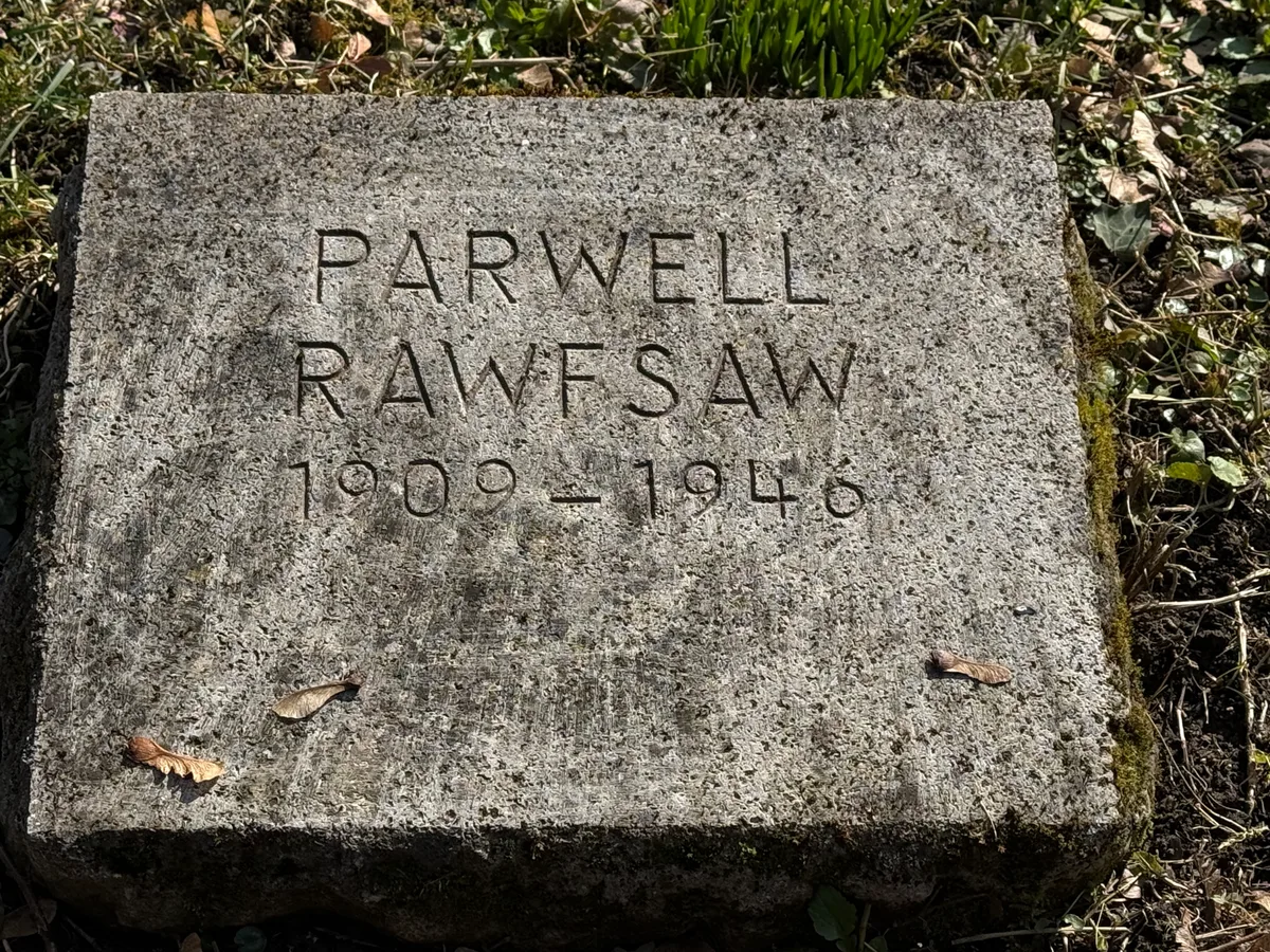 Lauda: płyta nagrobna „Parwell Rawfsaw”.
Napis: „PARWELL RAWFSAW / 1909 – 1946”