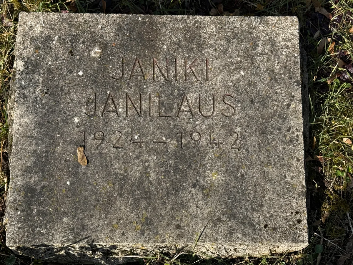 Lauda: płyta „Janiki Janilaus” — zbliżenie.
Napis: „JANIKI / JANILAUS / 1924 – 1942”