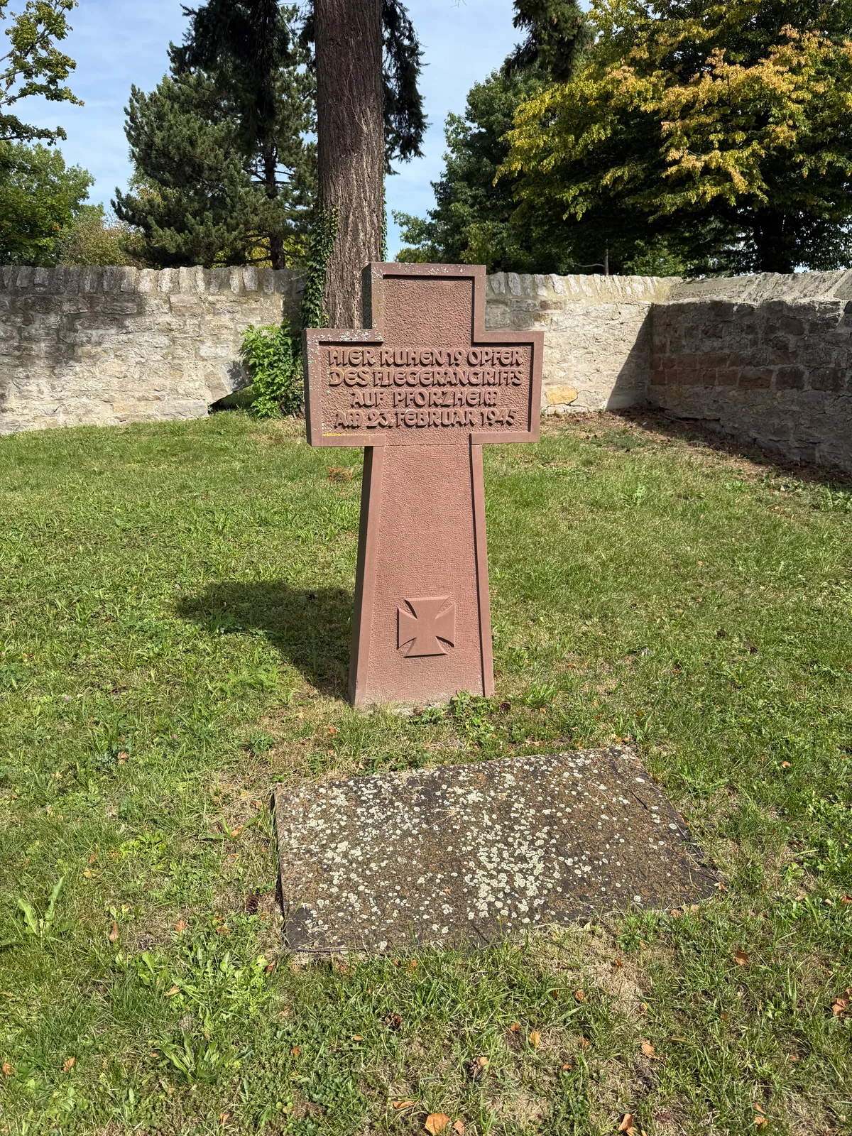 Bauschlott: krzyż z piaskowca „Hier ruhen 19 Opfer des Fliegerangriffs auf Pforzheim am 23. Februar 1945” i płyta z nazwiskami.
Napis: „HIER RUHEN 19 OPFER DES FLIEGERANGRIFFS AUF PFORZHEIM AM 23. FEBRUAR 1945”