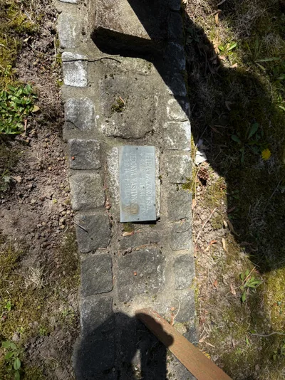 Pforzheim, pole 8: metalowa płytka z dwoma nazwiskami w obramowaniu z kostki, przy drewnianych krzyżach.
Napis: „HELENA KACZOROWSKA * 9.5.66 † 26.8.44 POLN. / JEDOKYA WASYLYNIUK * 9.10.44 † 13.11.44”