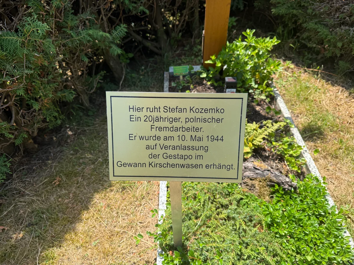 Oberschlechtbach: tablica na grobie Stefana Kozemki.
Napis: „Hier ruht Stefan Kozemko. Ein 20jähriger, polnischer Fremdarbeiter. Er wurde am 10. Mai 1944 auf Veranlassung der Gestapo im Gewann Kirschenwasen erhängt.”