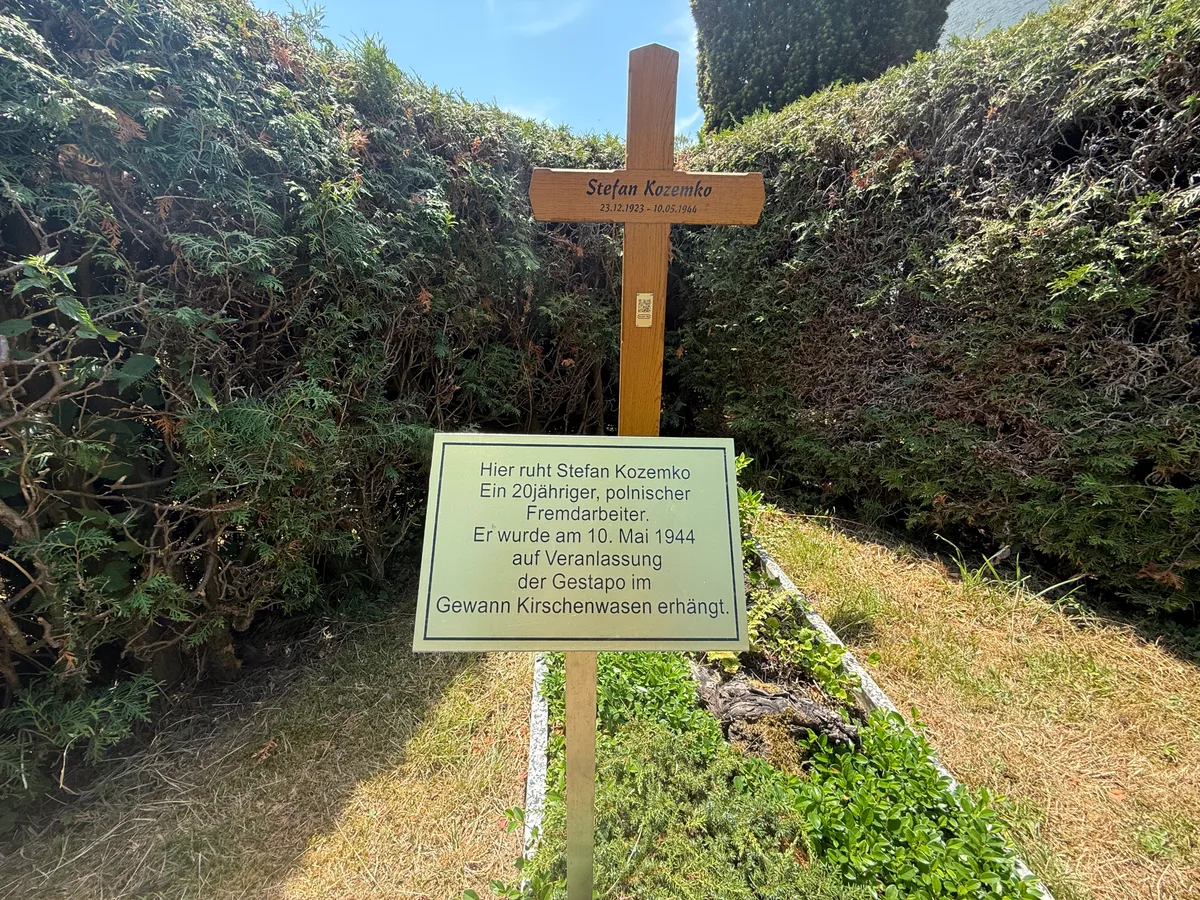 Oberschlechtbach: krzyż „Stefan Kozemko 23.12.1923 – 10.05.1944” i tablica.
Napis: „Stefan Kozemko / 23.12.1923 – 10.05.1944”