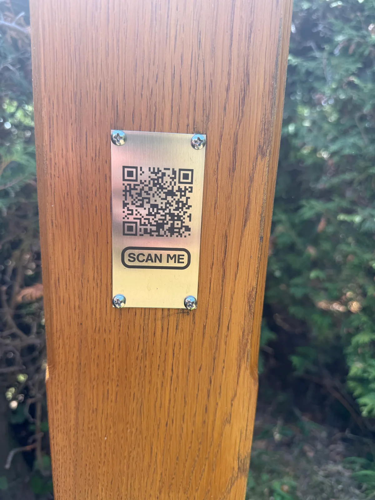 Oberschlechtbach: tabliczka z kodem QR na krzyżu.