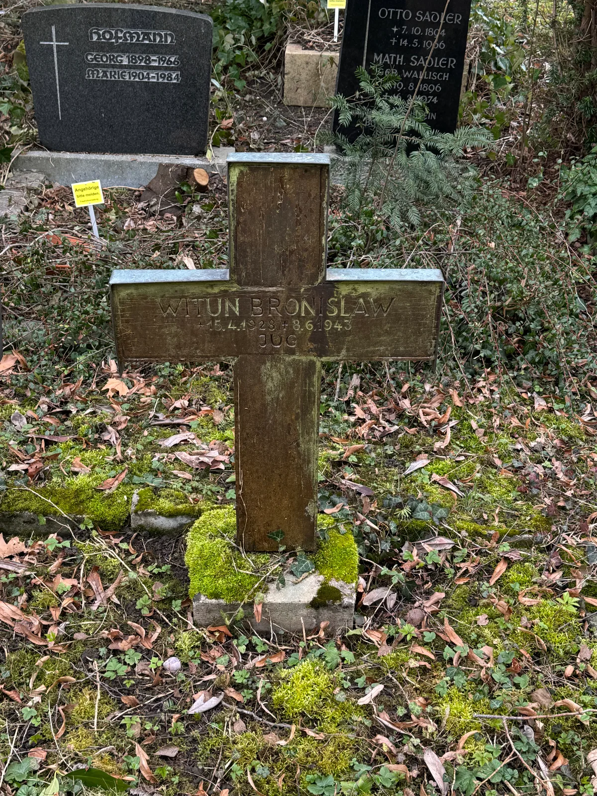 Nikolaifriedhof: drewniany krzyż Bronisława Wituna.
Napis: „WITUN BRONISLAW / * 15.4.1928 † 8.6.1943 / UdSSR(?)”