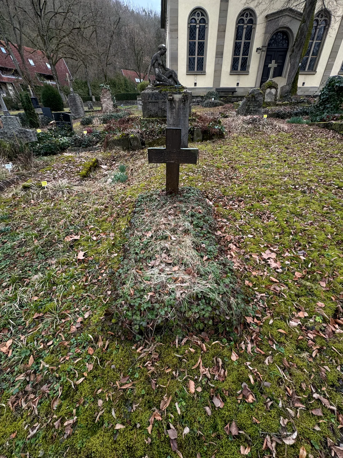 Nikolaifriedhof: grób Józefa Luszeraka z drewnianym krzyżem przed kaplicą.
