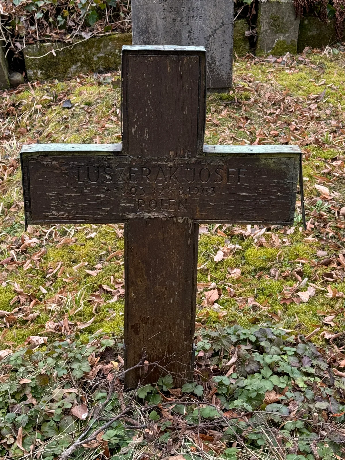 Nikolaifriedhof: krzyż Józefa Luszeraka.
Napis: „LUSZERAK JOSEF / 1903 – 1943 / POLEN”