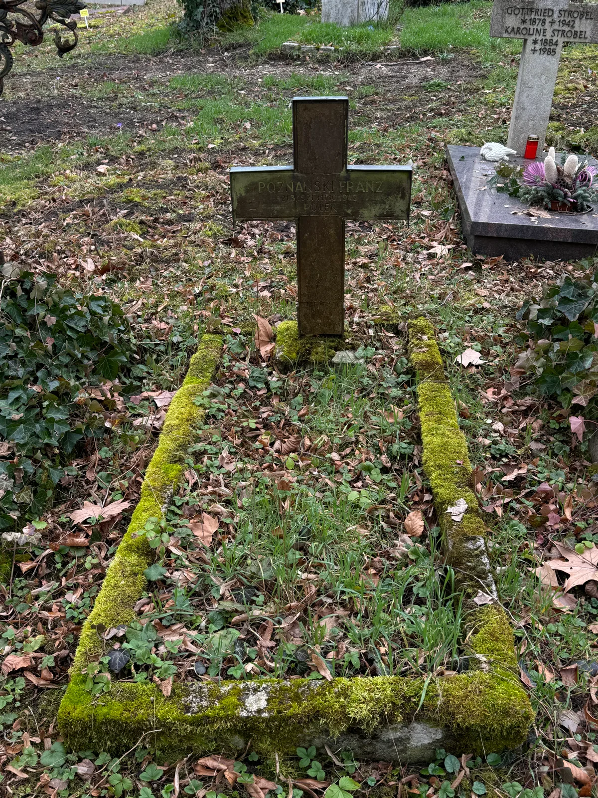 Nikolaifriedhof: grób Franza Poznańskiego, widok szerszy.