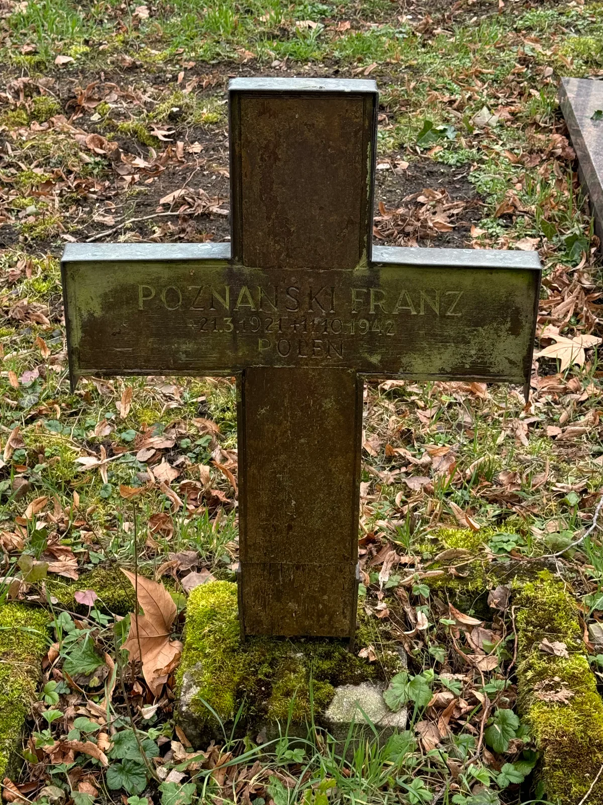 Nikolaifriedhof: krzyż Franza Poznańskiego.
Napis: „POZNANSKI FRANZ / * 21.3.1921 † 13.10.1942 / POLEN”