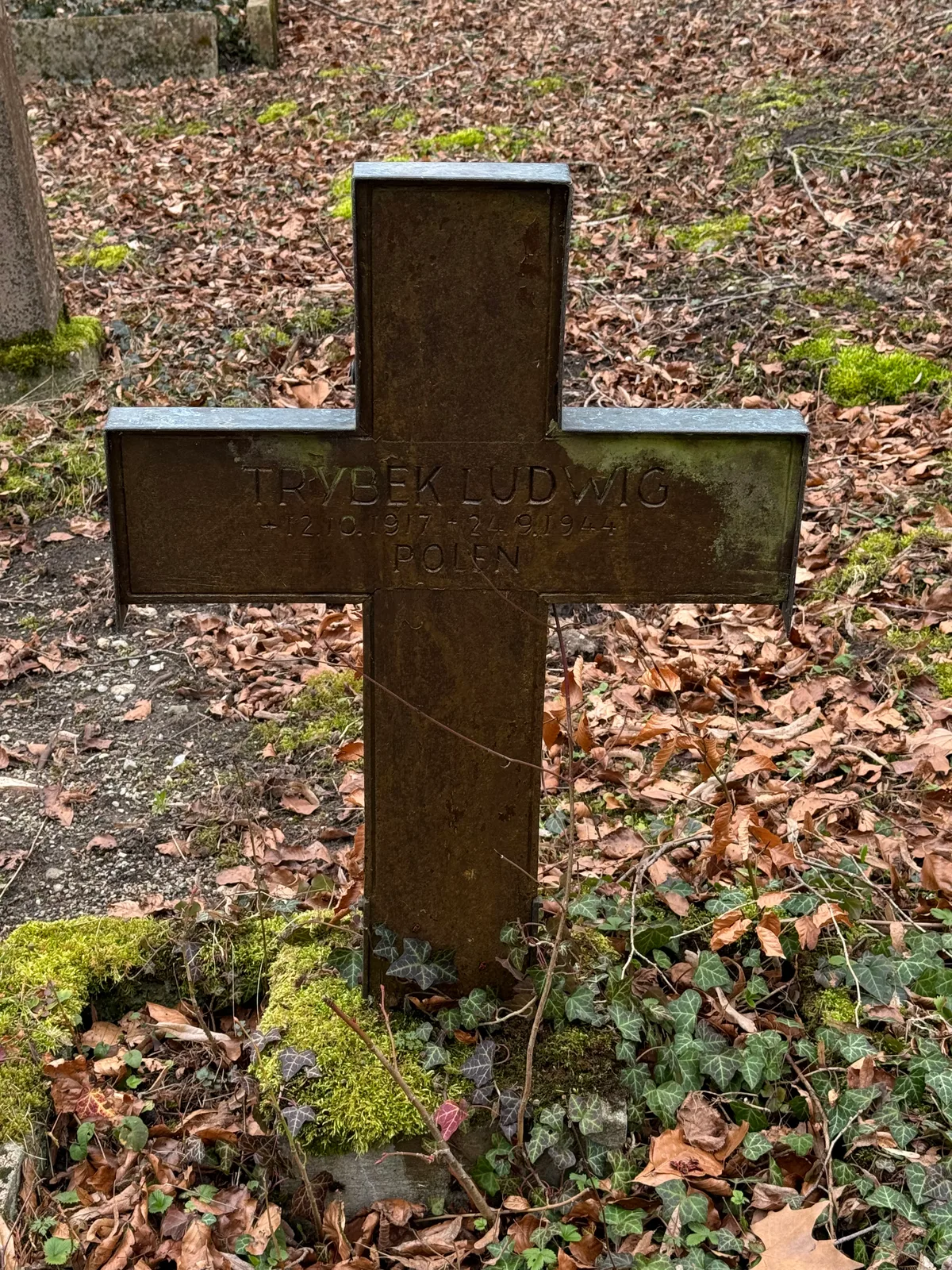 Nikolaifriedhof: krzyż Ludwiga Trybka.
Napis: „TRYBEK LUDWIG / * 12.10.1917 † 24.9.1944 / POLEN”