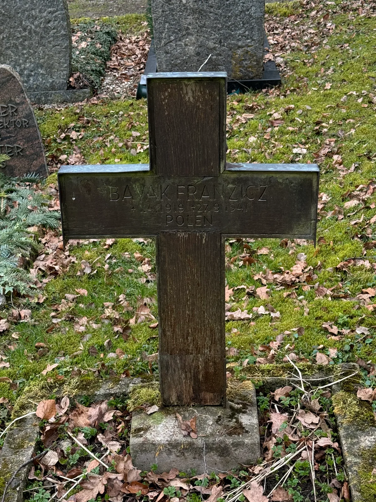 Nikolaifriedhof: krzyż Franciszka Bajaka.
Napis: „BAYAK FRANZICZ / * 1.4.1919 † 27.9.1941 / POLEN”