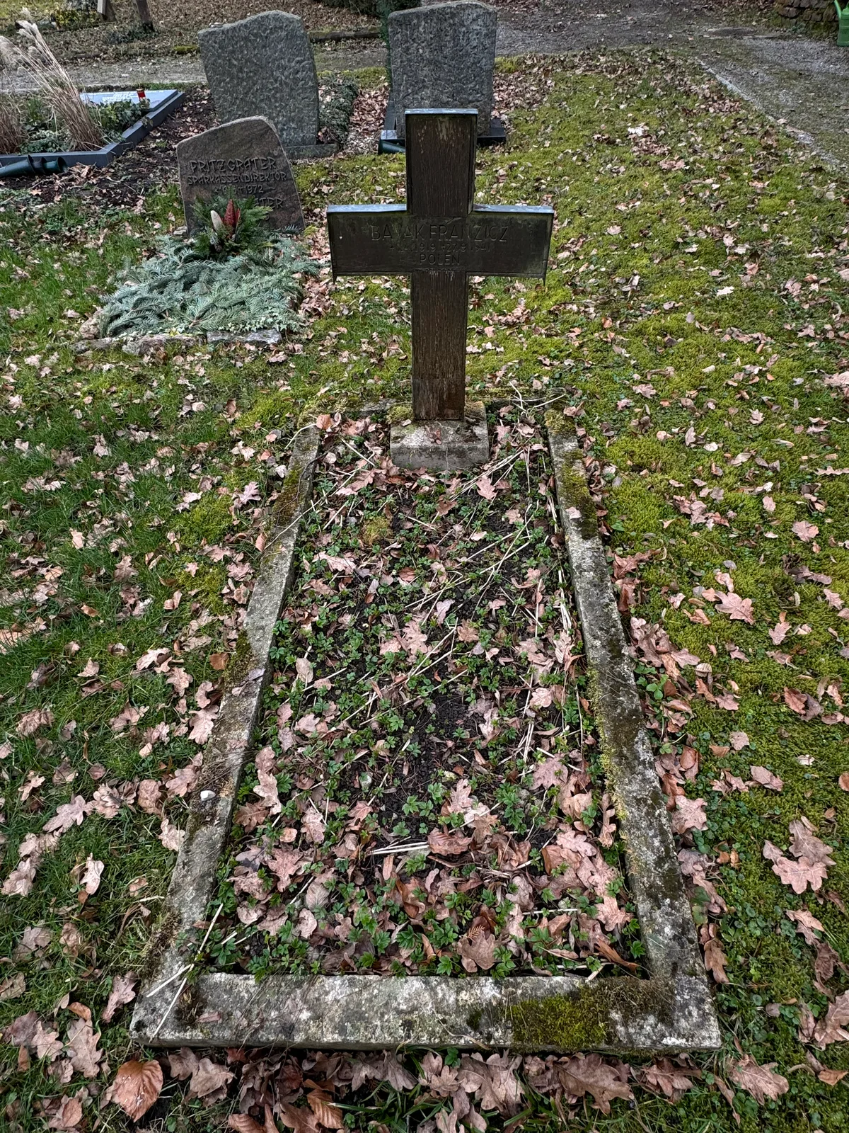 Nikolaifriedhof: grób F. Bajaka, widok szerszy.