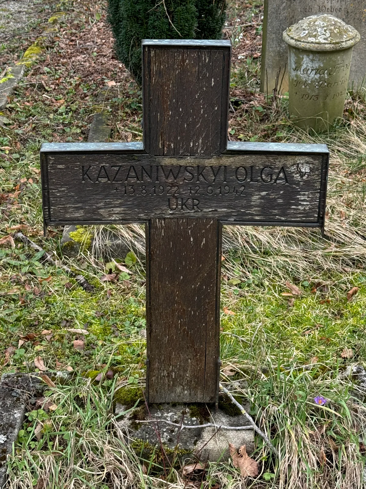 Nikolaifriedhof: krzyż Olgi Kazaniwskiej.
Napis: „KAZANIWSKYJ OLGA / * 13.8.1922 † 12.6.1942 / UKR.”