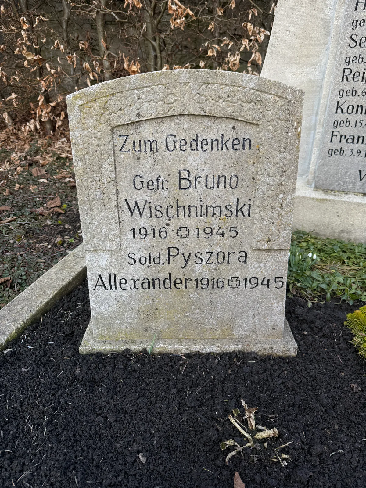 Simmringen: nagrobek „Zum Gedenken” — Bruno Wischnimski i Alexander Pyszora.
Napis: „Zum Gedenken / Gefr. Bruno Wischnimski 1916 ✠ 1945 / Sold. Pyszora Allexander 1916 ✠ 1945”
