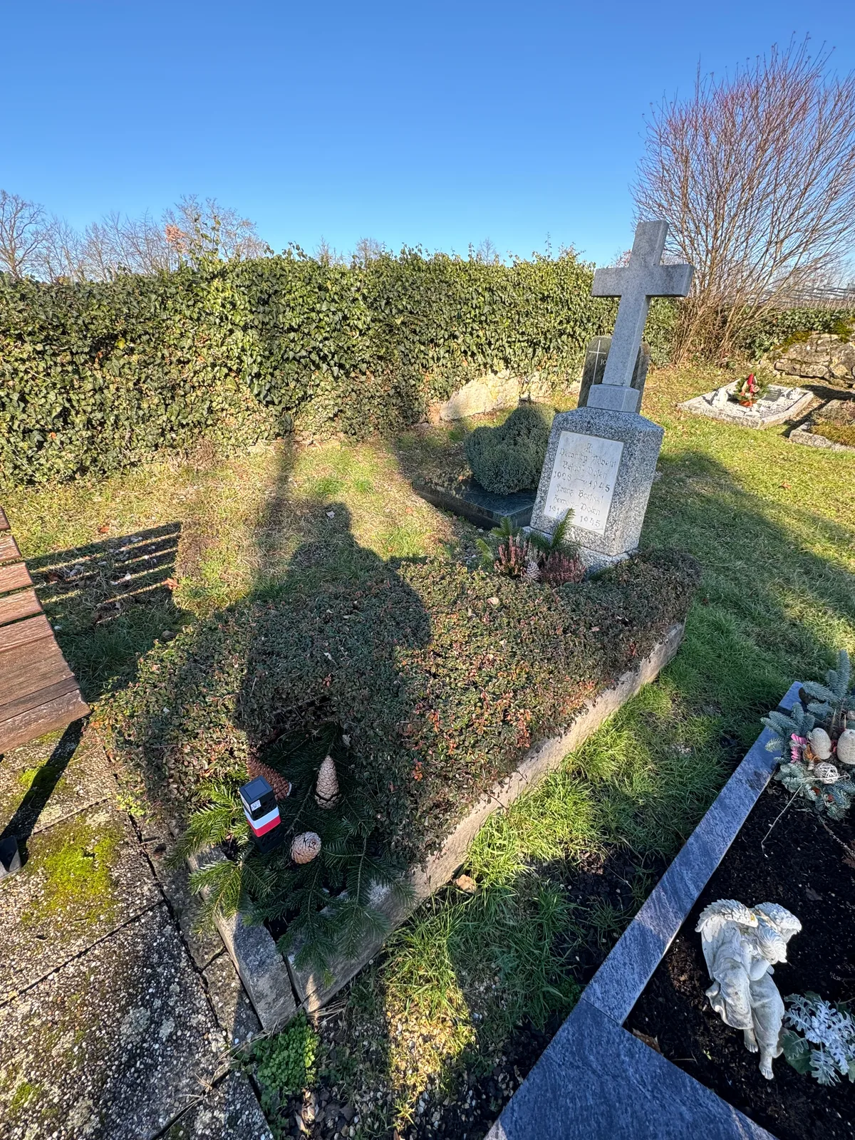 Oberohrn: ten sam grób, widok z boku.