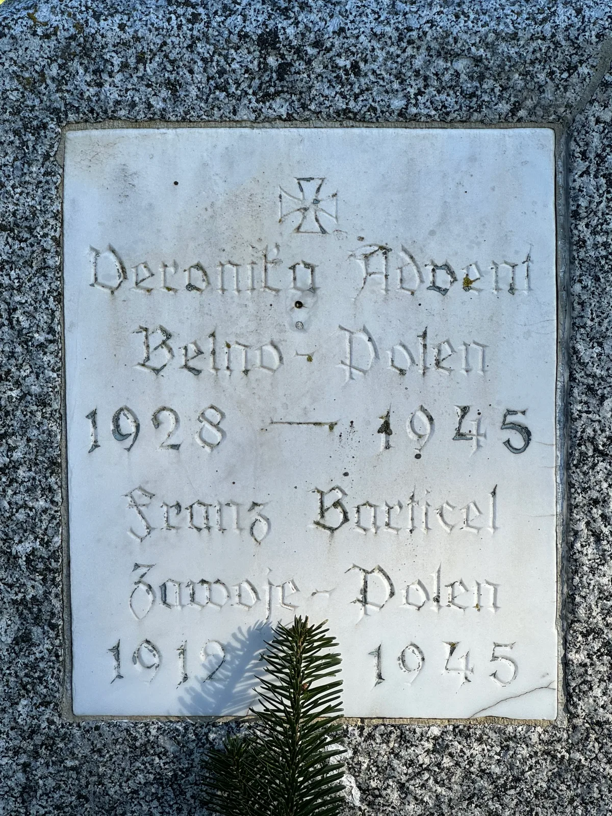 Oberohrn: tablica na grobie (fraktura).
Napis: „Veronika Advent / Belno – Polen / 1928 — 1945 / Franz Barticel [Bartyzel] / Zawoje – Polen / 1912 — 1945”